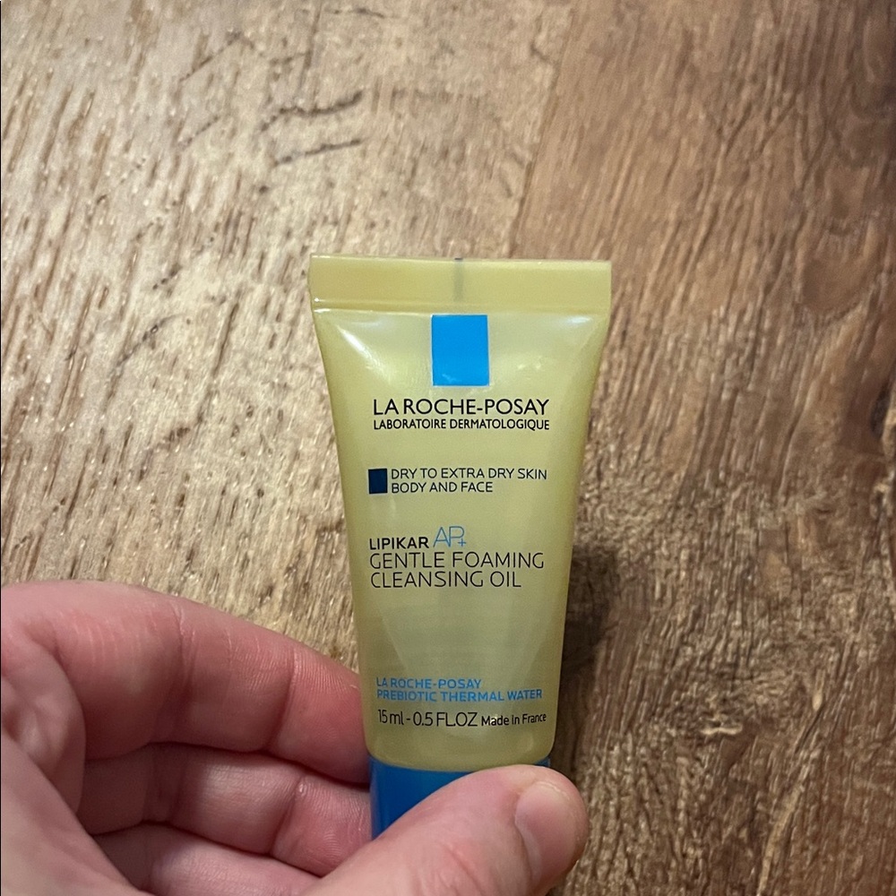 La Roche Posay Lipikar AP Gentle Foaming Cleansing Oil - Cream and Blue